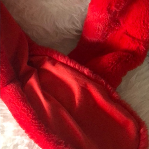Faux fur red scarf - Picture 2 of 3